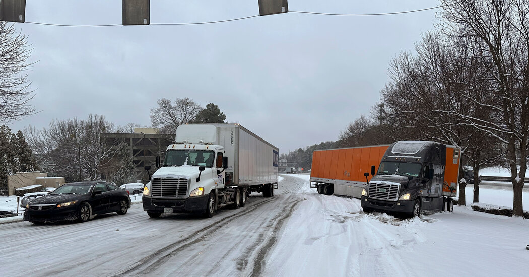 You are currently viewing Snow and Ice Pound the South, Snarling Travel – The New York Times