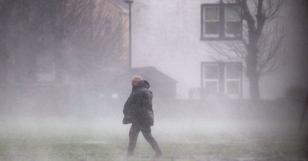 You are currently viewing Storm tracker recap: 100mph winds sparks travel chaos as man dies – Express