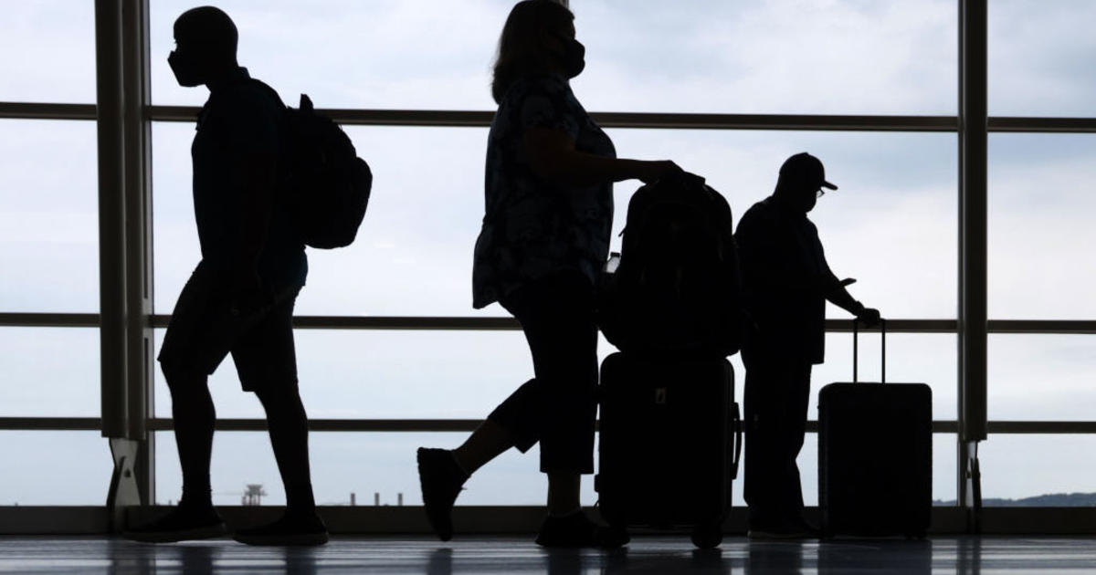 You are currently viewing Winter storm causes travel chaos for Cotton Bowl fans, disrupting flights and plans – CBS News