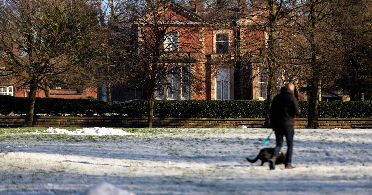 You are currently viewing Weather and travel updates as schools shut, major road closed and alert issued – Manchester Evening News