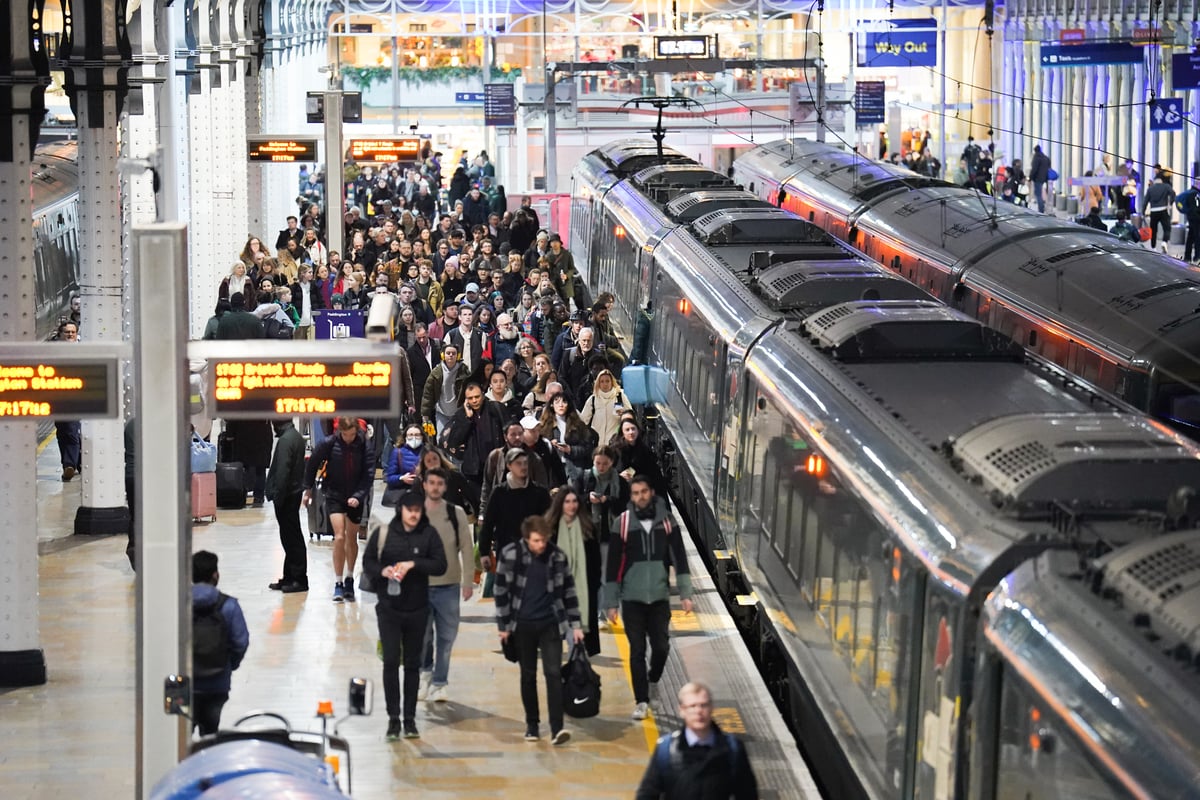 You are currently viewing Trains disrupted between Paddington and Heathrow until end of day – live – Evening Standard