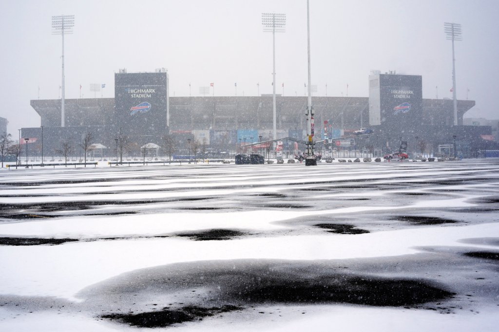 You are currently viewing Upstate NY buried under feet of snow, marring post-Thanksgiving travel – New York Daily News