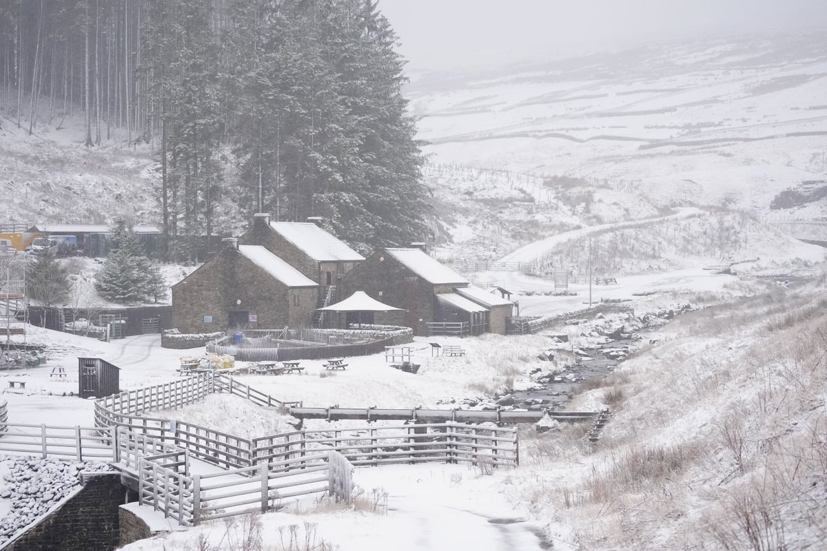 You are currently viewing UK weather live: Freezing rain to turn to snow across England as Met Office urges travel caution – The Independent