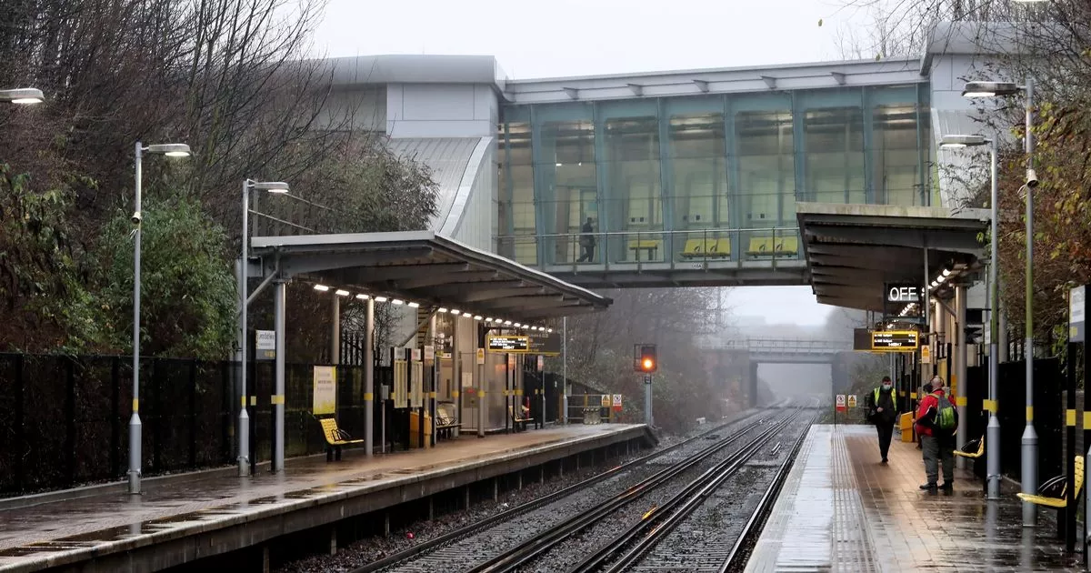 You are currently viewing Live travel chaos as all lines blocked to key Liverpool train station – Liverpool Echo