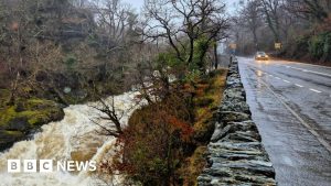 Read more about the article Wales floods: Heavy rain causes flooding and travel disruption – BBC.com