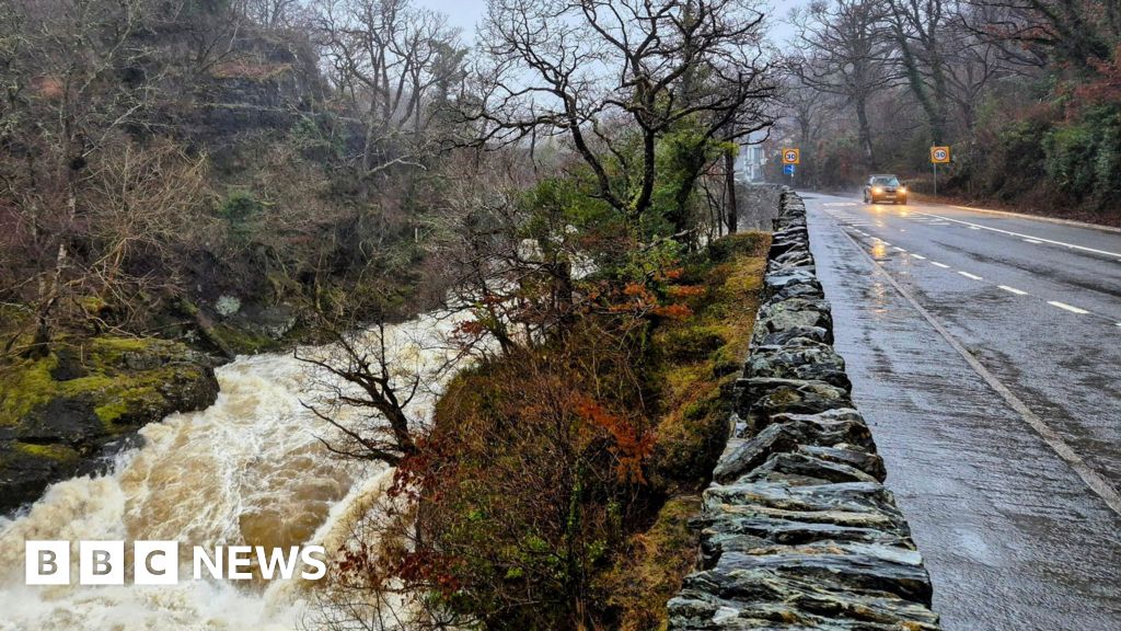 You are currently viewing Wales floods: Heavy rain causes flooding and travel disruption – BBC.com