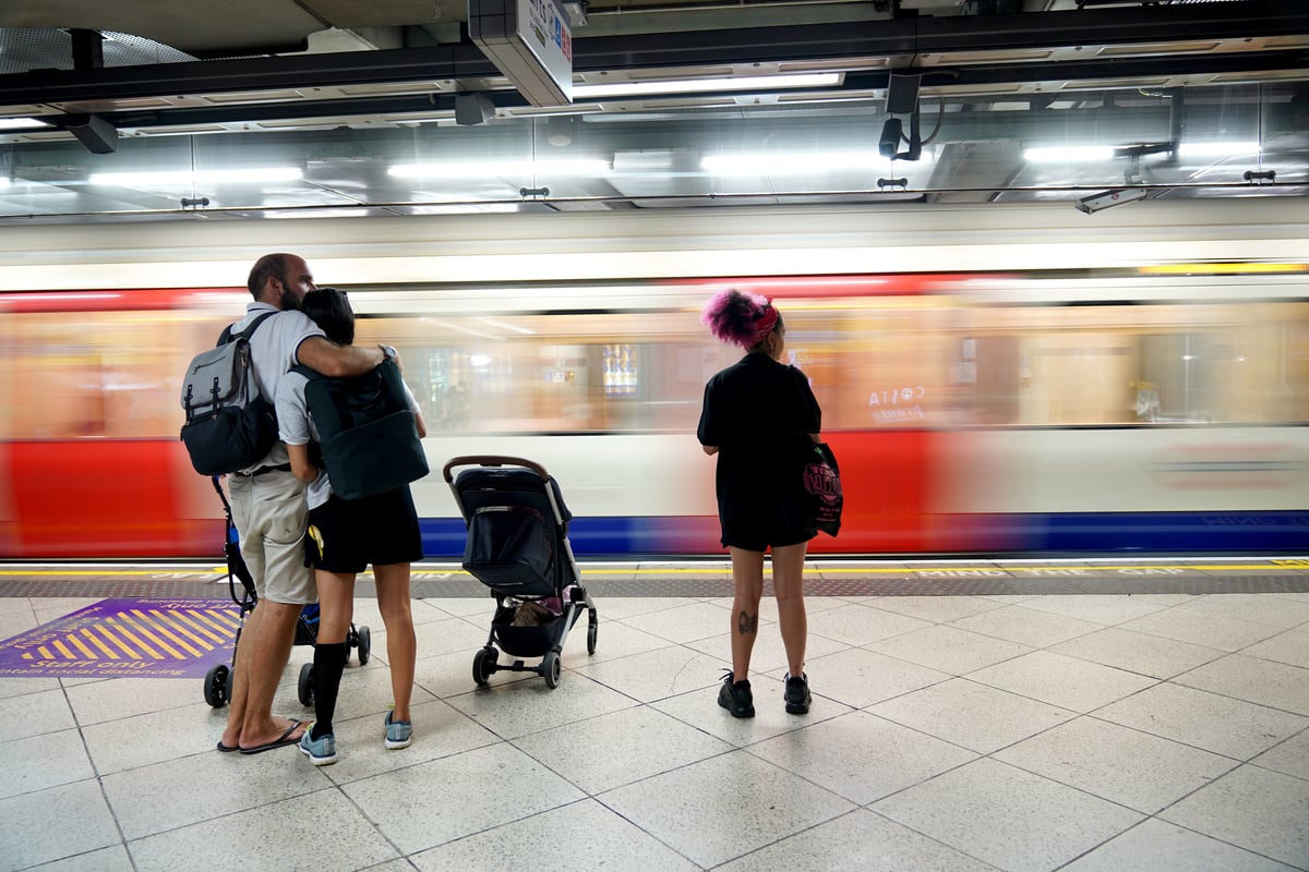 You are currently viewing London travel news LIVE: Severe delays on the Piccadilly line due to signal failure – Yahoo News UK