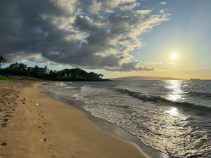 Read more about the article The Best Ways To Fly to Hawaii With Points and Miles [2025] – Upgraded Points