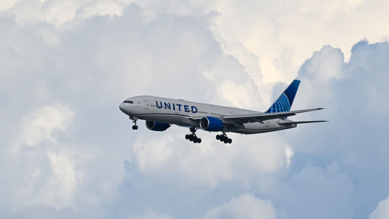 You are currently viewing United Airlines pilot removed passenger from bathroom on flight to Houston, lawsuit claims – FOX 26 Houston