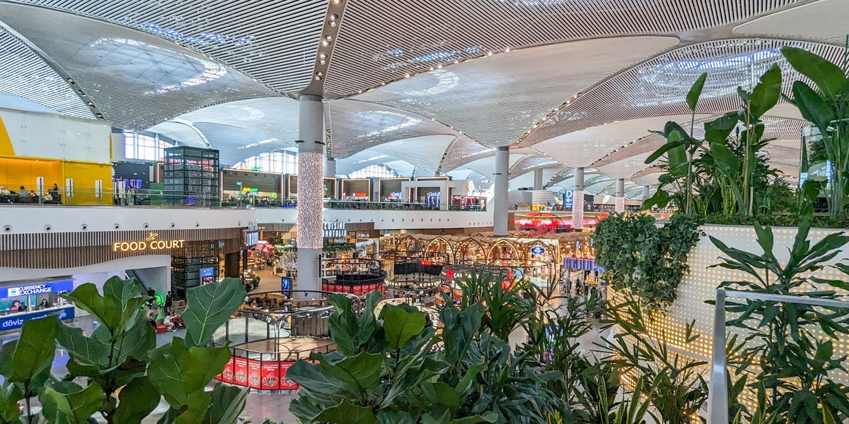 You are currently viewing I had 22 layovers in just a few months. I swear by these 5 tricks that actually helped me enjoy them. – Business Insider