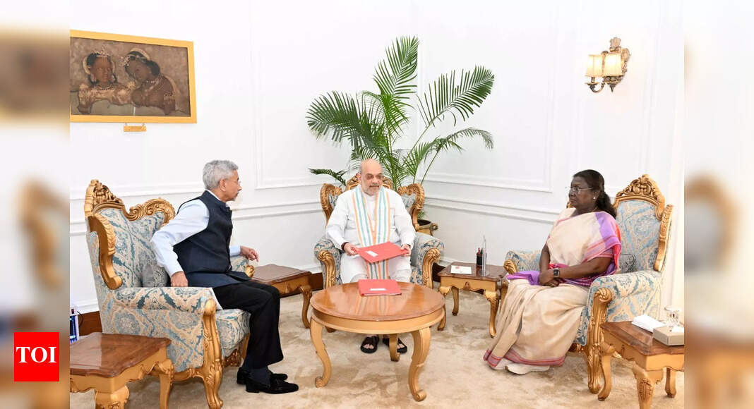 You are currently viewing Pahalgam Terror Attack Live Updates: Amit Shah, S Jaishankar meet President Droupadi Murmu; MEA briefs envoys of select nations – Times of India