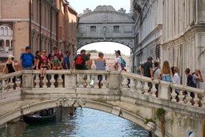 Read more about the article International tourism to the U.S. slumps, but Americans can't stop traveling overseas – CNBC