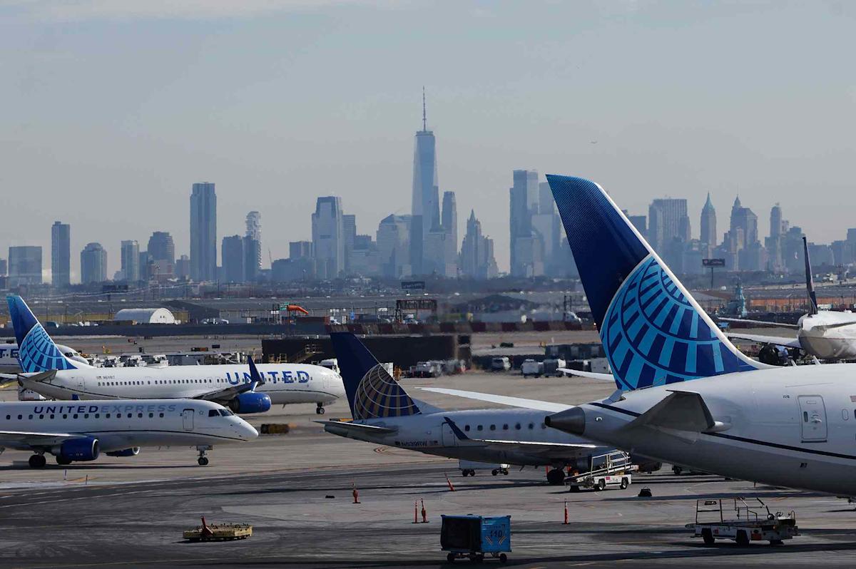 You are currently viewing Travelers Warned to 'Avoid Newark at All Costs' by Air Traffic Controller—What to Know About Safety and Delays Amid Staffing Shortages – Yahoo News