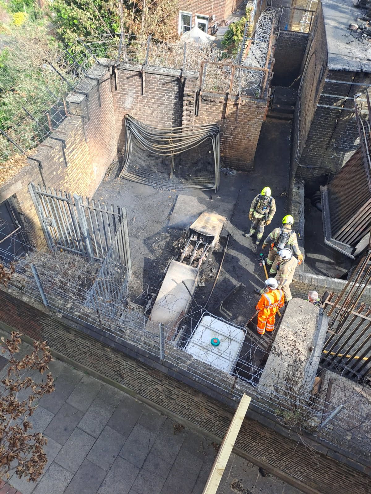 You are currently viewing Tube lines suspended as power cut hits TfL network after substation fire – live – London Evening Standard