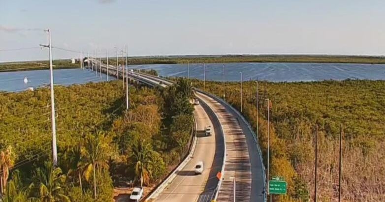 You are currently viewing Growing brush fire impacts travel to and from Florida Keys – CBS News