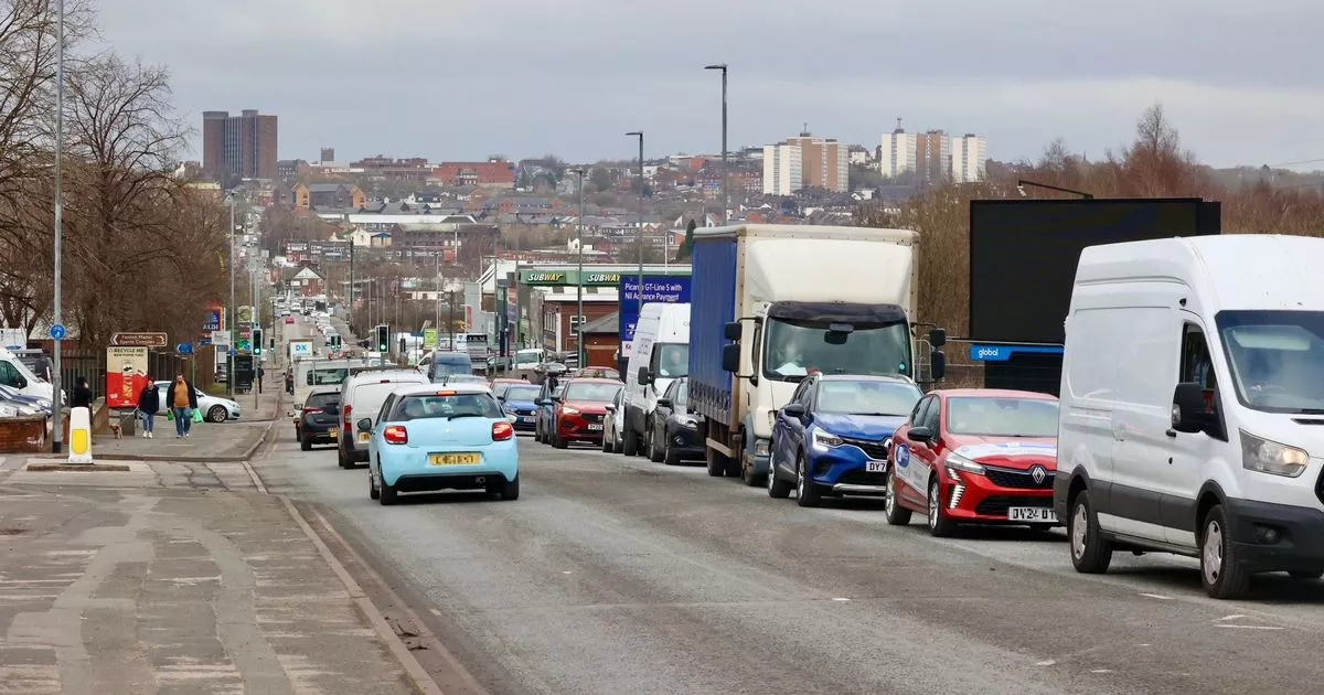 You are currently viewing Live Monday travel updates as 'gas leak' causes delays and smash shuts road – Stoke on Trent Live