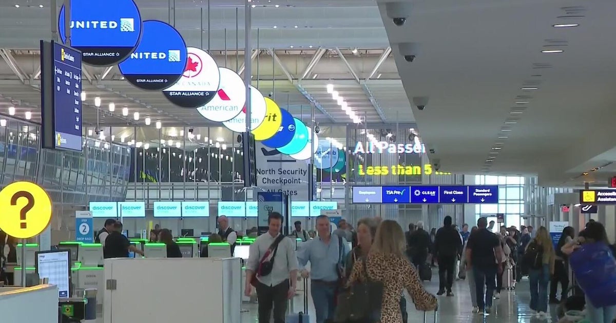 You are currently viewing Here are 2025 summer travel trends – CBS News