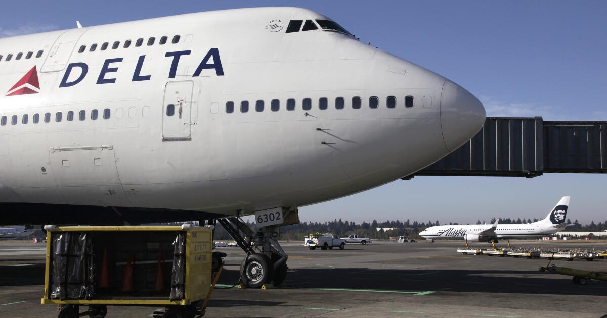 You are currently viewing Sick dog forces LAX-bound plane to make emergency landing – Los Angeles Times
