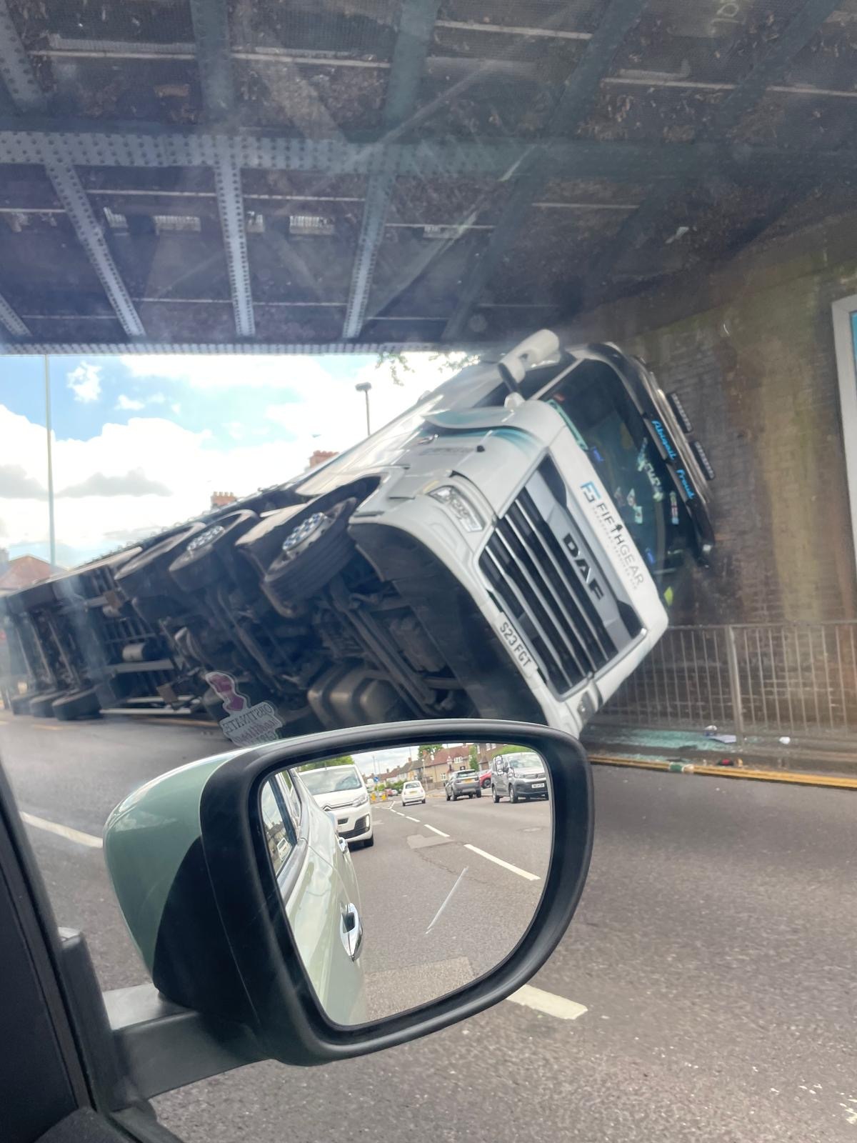You are currently viewing London travel news LIVE: Train chaos as lines blocked after lorry hits railway bridge in Elmers End – London Evening Standard