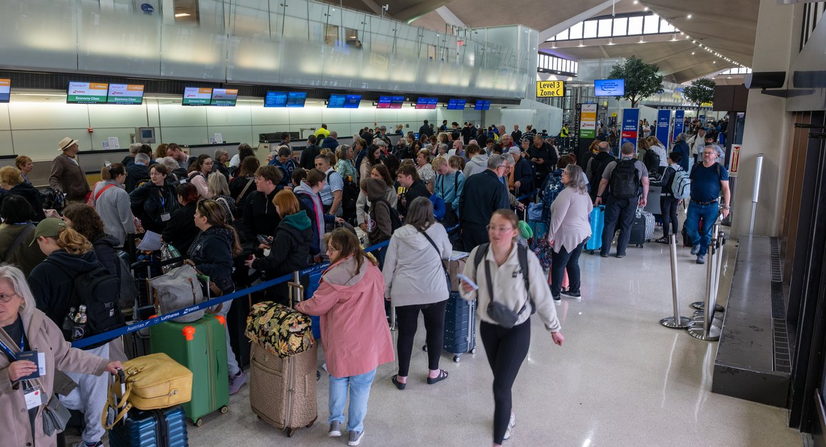 You are currently viewing Runway work at Newark wraps up early, but flight limits and delays still loom – Gothamist