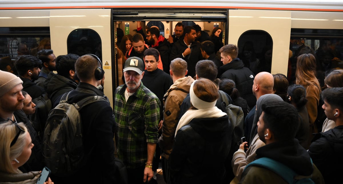You are currently viewing London travel news LIVE: Circle, Metropolitan and District line trains halted sparking rush-hour Tube chaos – London Evening Standard