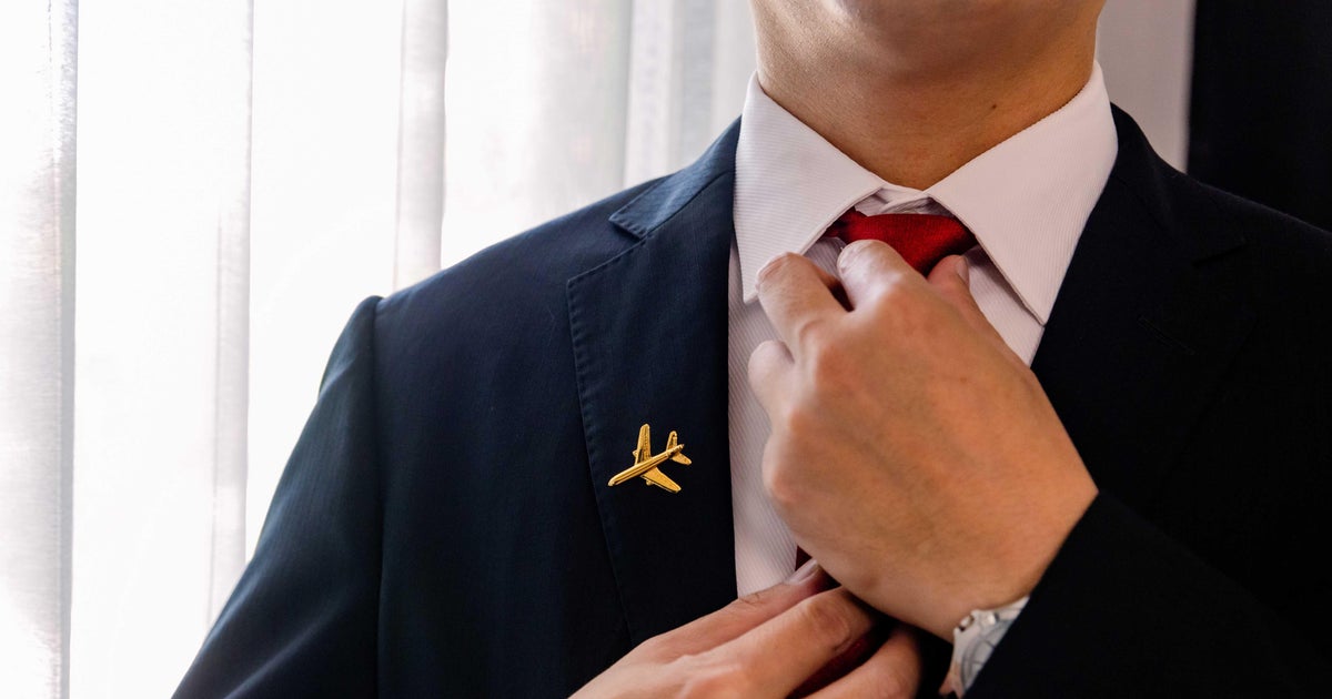You are currently viewing Florida man convicted of posing as flight attendant to score more than 100 free flights – CBS News