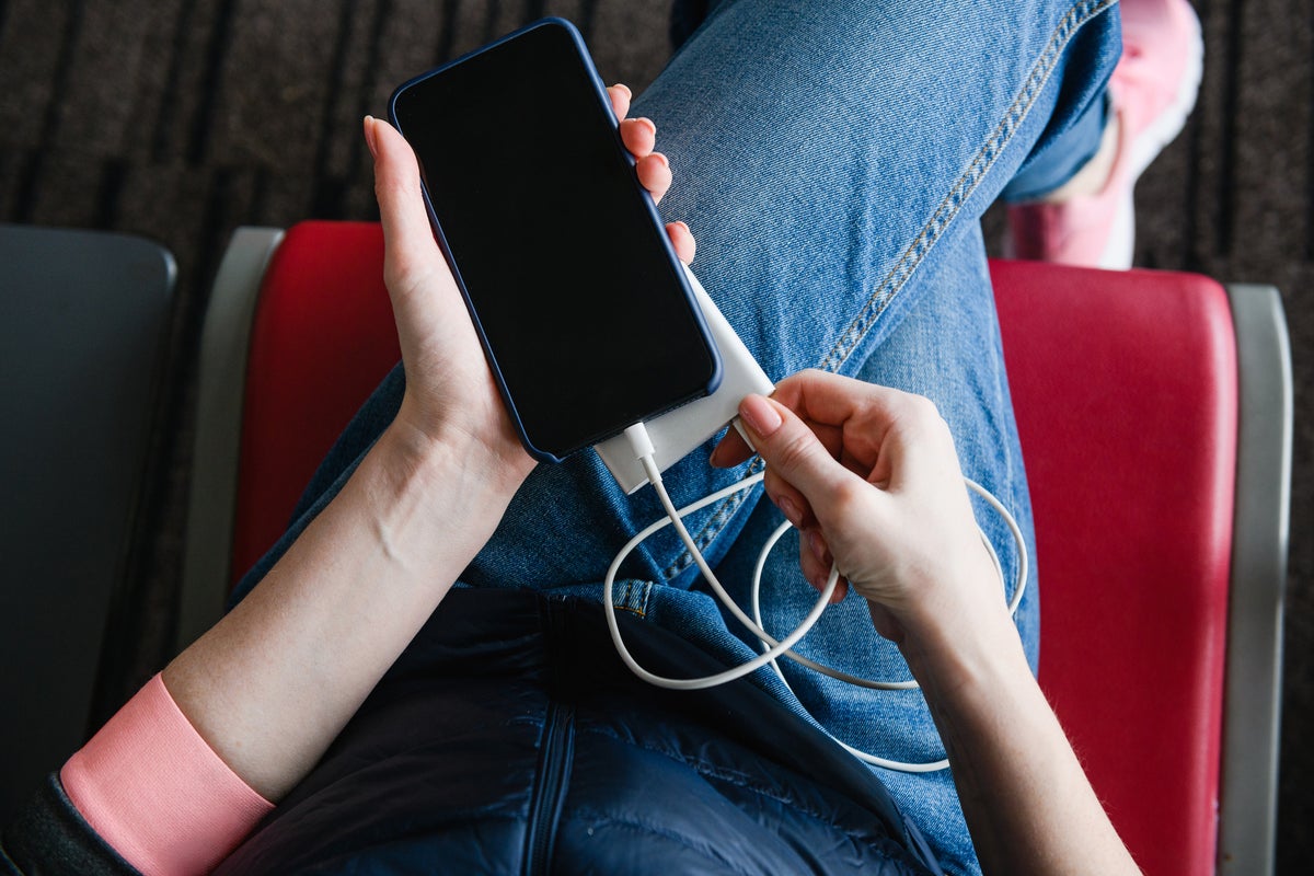 You are currently viewing Can I take my portable charger on a flight after ban by several airlines? – The Independent