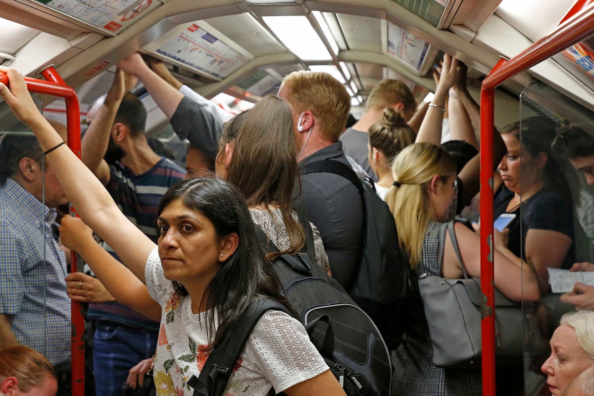 You are currently viewing London travel news LIVE: Chaos at Euston continues – London Evening Standard