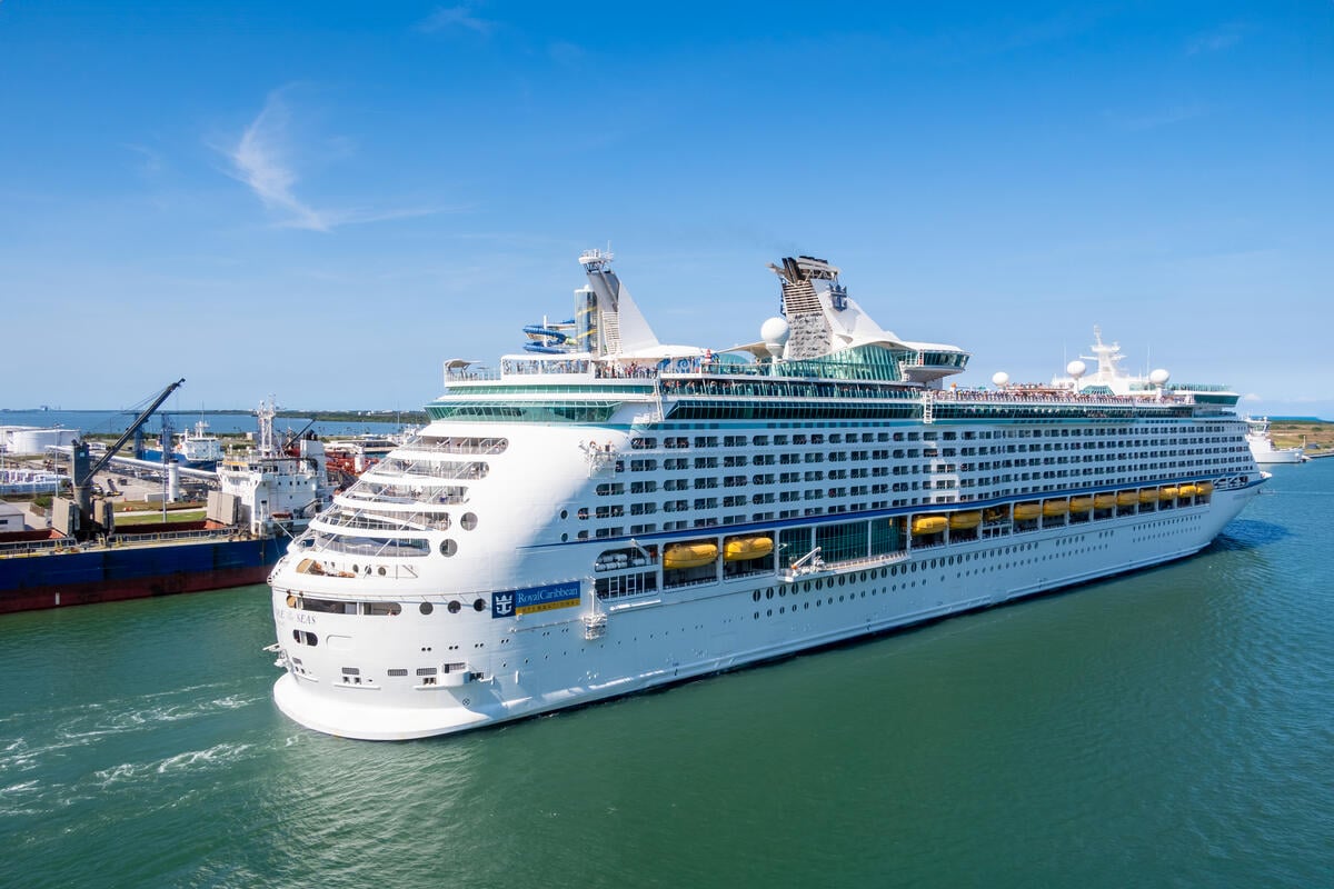 You are currently viewing Royal Caribbean delays cruise ship return from maintenance work and shortens next sailing – Royal Caribbean Blog