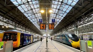 Read more about the article Turn up the sun! Hot weather travel advice for Oasis gig-goers – Network Rail media centre