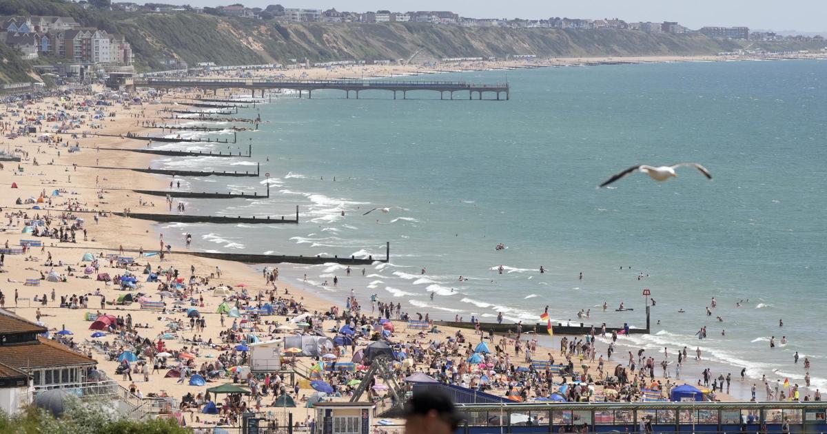 You are currently viewing LIVE: Sandbanks car park full as people flock to the beach – Bournemouth Echo