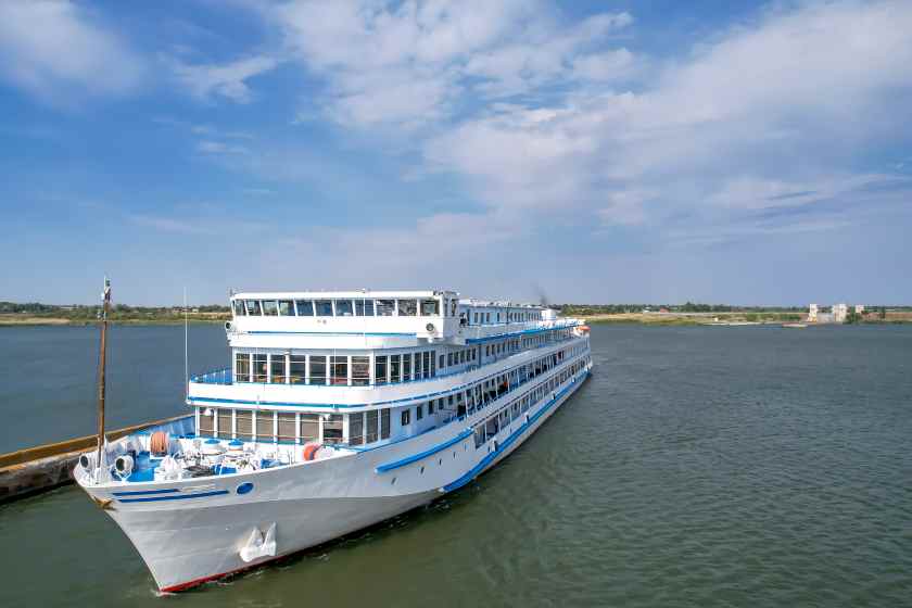 You are currently viewing India’s Cruise Tourism Revolution: Luxury Floating Hotels, Silk Routes, and Jungle Safaris Await – Travel And Tour World
