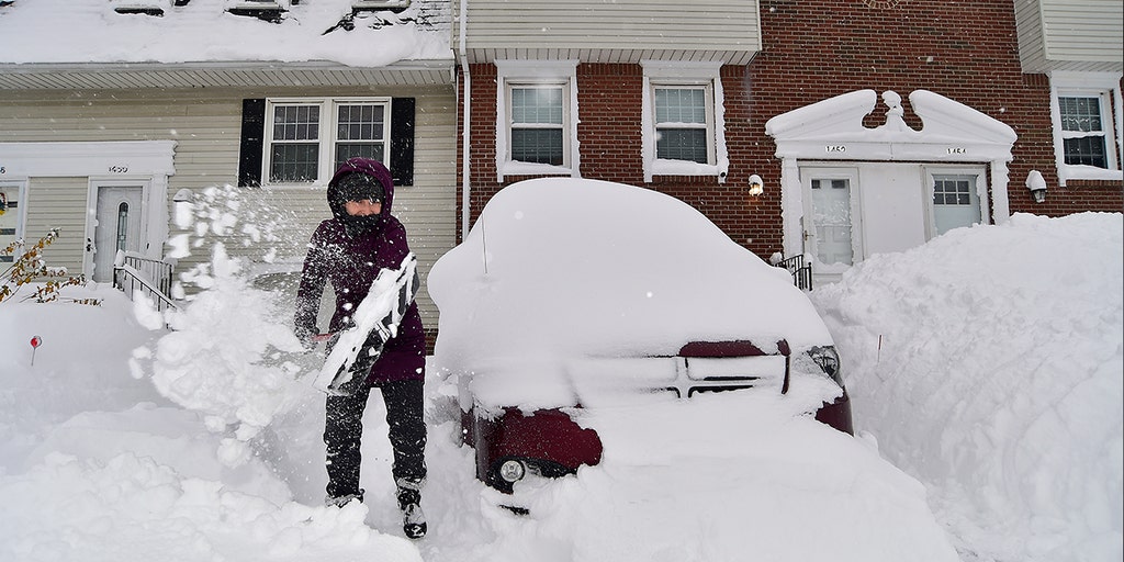 You are currently viewing Watch: Feet of lake-effect snow piles up along Great Lakes paralyzing travel, prompting states of emergency – FOX Weather