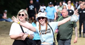 Read more about the article Oasis Heaton Park LIVE as fans without tickets party in the streets – Manchester Evening News
