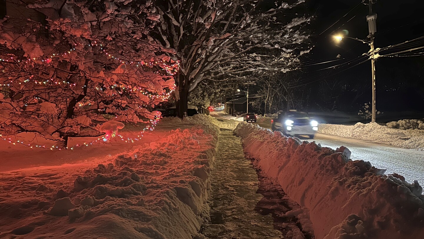 You are currently viewing Heavy snow blankets parts of the US during busy holiday travel weekend – AP News