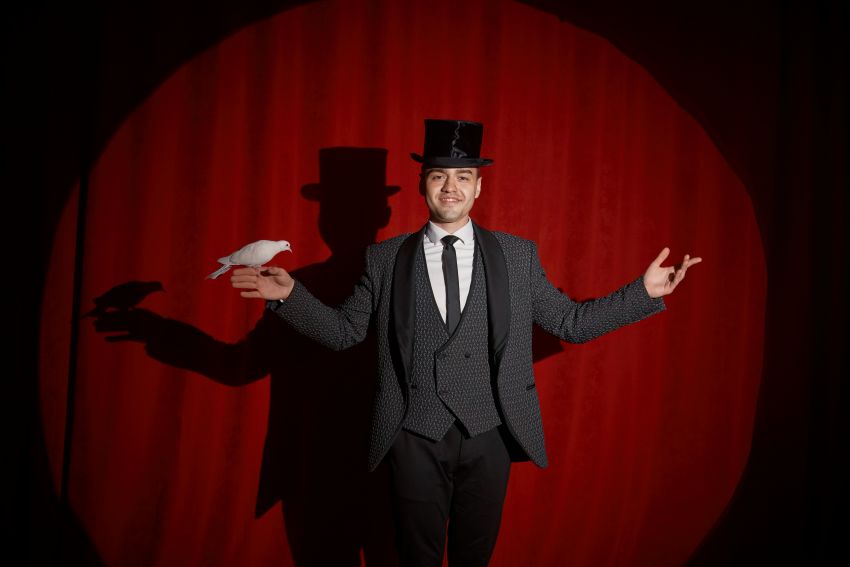 You are currently viewing New York City, Las Vegas, Chicago, Los Angeles, and London Spotlight Family Tourism with Magic Shows Like Broadway’s Magic Hour — Is Magic the New Cultural Currency? Know More – Travel And Tour World