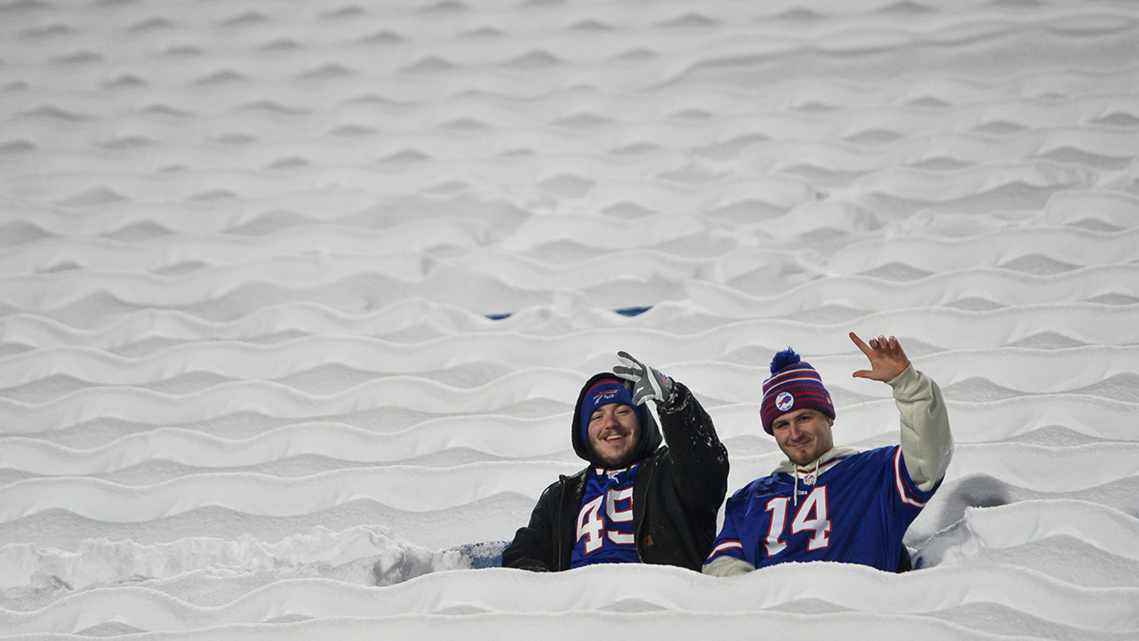 You are currently viewing Whiteout conditions in Buffalo, New York force travel ban and Bills-Steelers NFL playoff game postponement – ABC7 New York