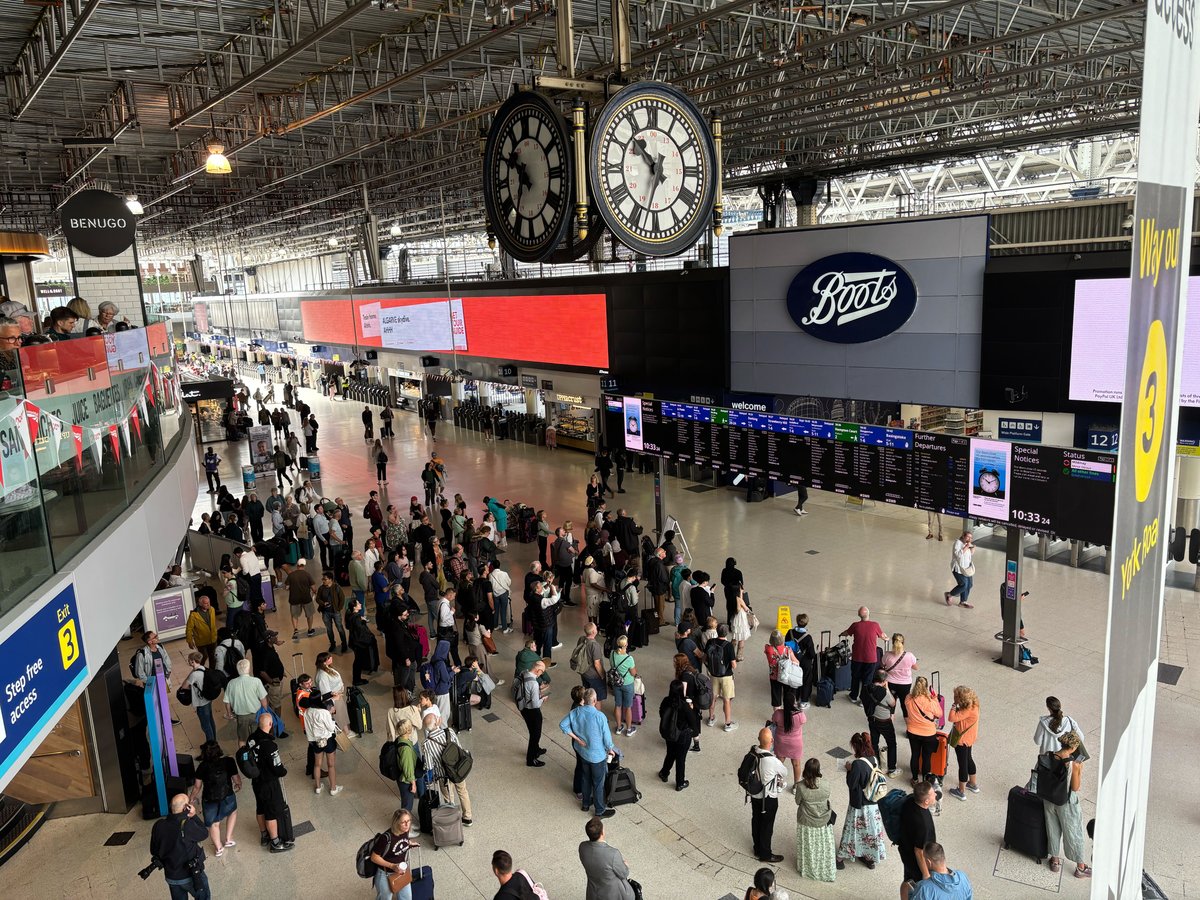 You are currently viewing Waterloo train signal chaos as passengers told to avoid the station – London Evening Standard