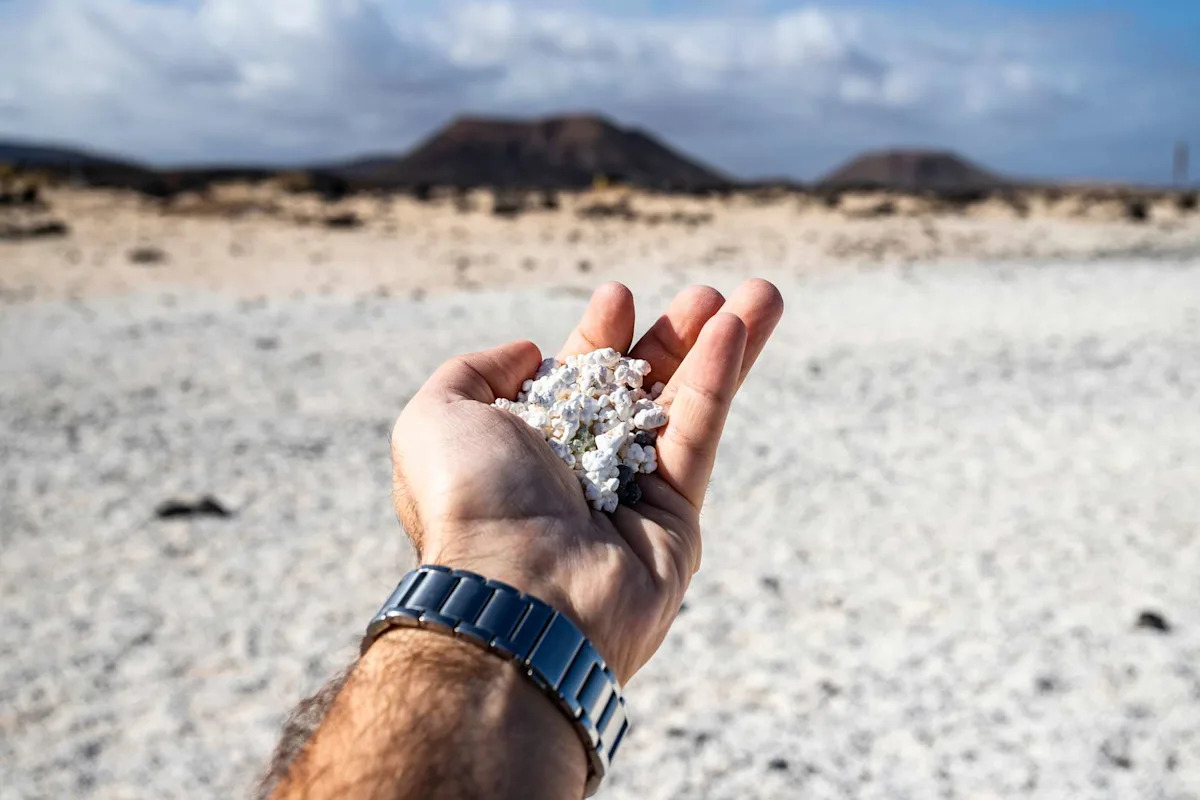 You are currently viewing This Surreal Beach in Spain Has 'Popcorn Sand'—How to Visit
