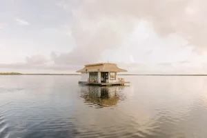 Read more about the article Ombi’s Luxury Floating Bungalows Revolutionize Nature-Based Tourism in the Florida Keys for Exclusive Travelers – Travel And Tour World