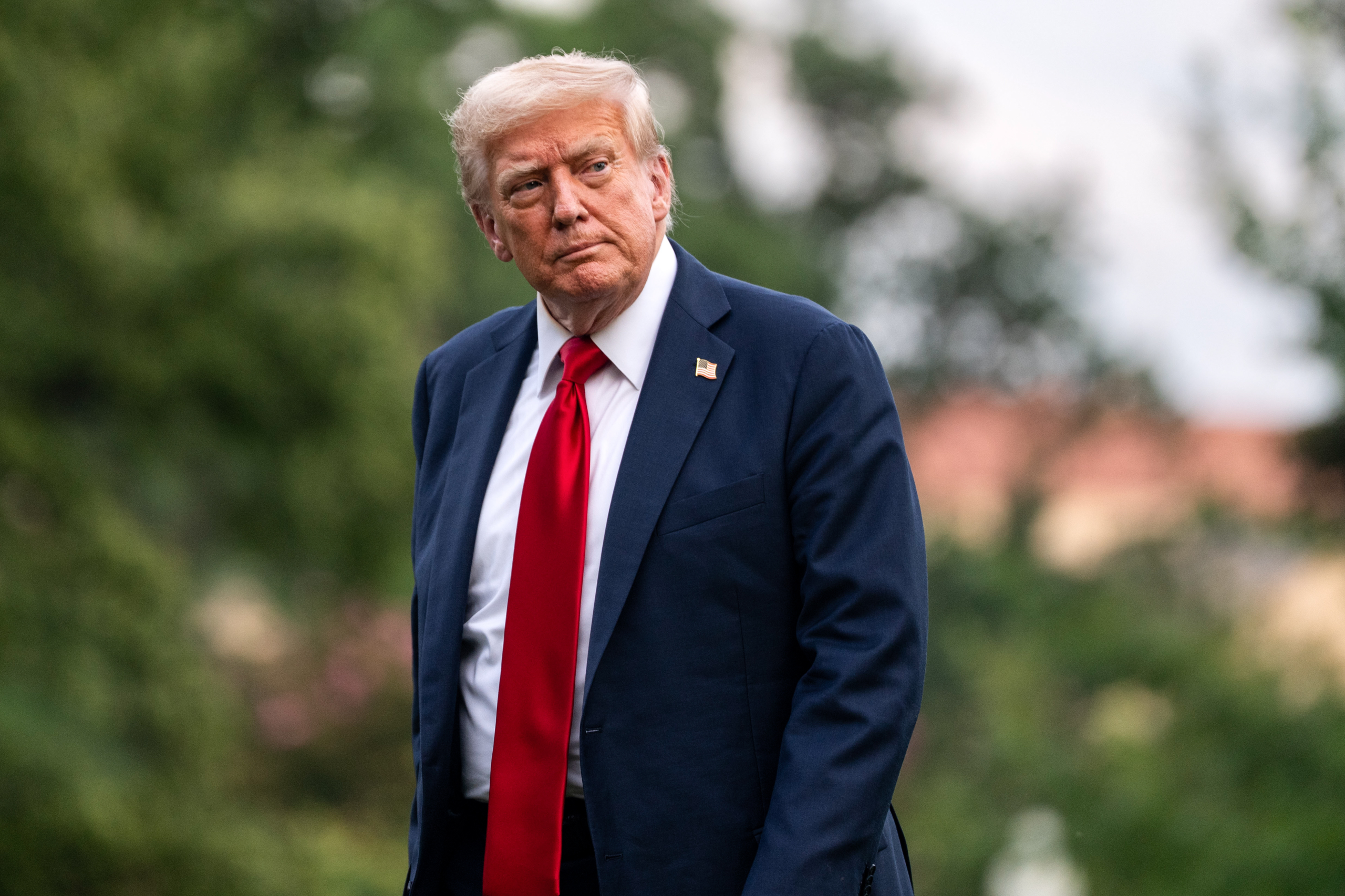 Read more about the article Live updates: Trump heads to Scotland for golf and trade talks amid Epstein furor – NBC 5 Chicago