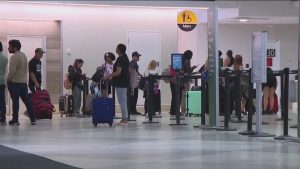 Read more about the article PHL grapples with striking workers, storm delays, uptick in holiday travel: tips to remain patient – FOX 29 Philadelphia