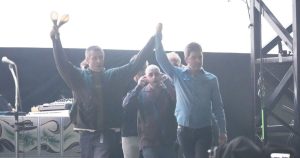 Read more about the article Oasis tour LIVE updates: Noel and Liam Gallagher stun crowds holding hands in tearful move – Daily Express