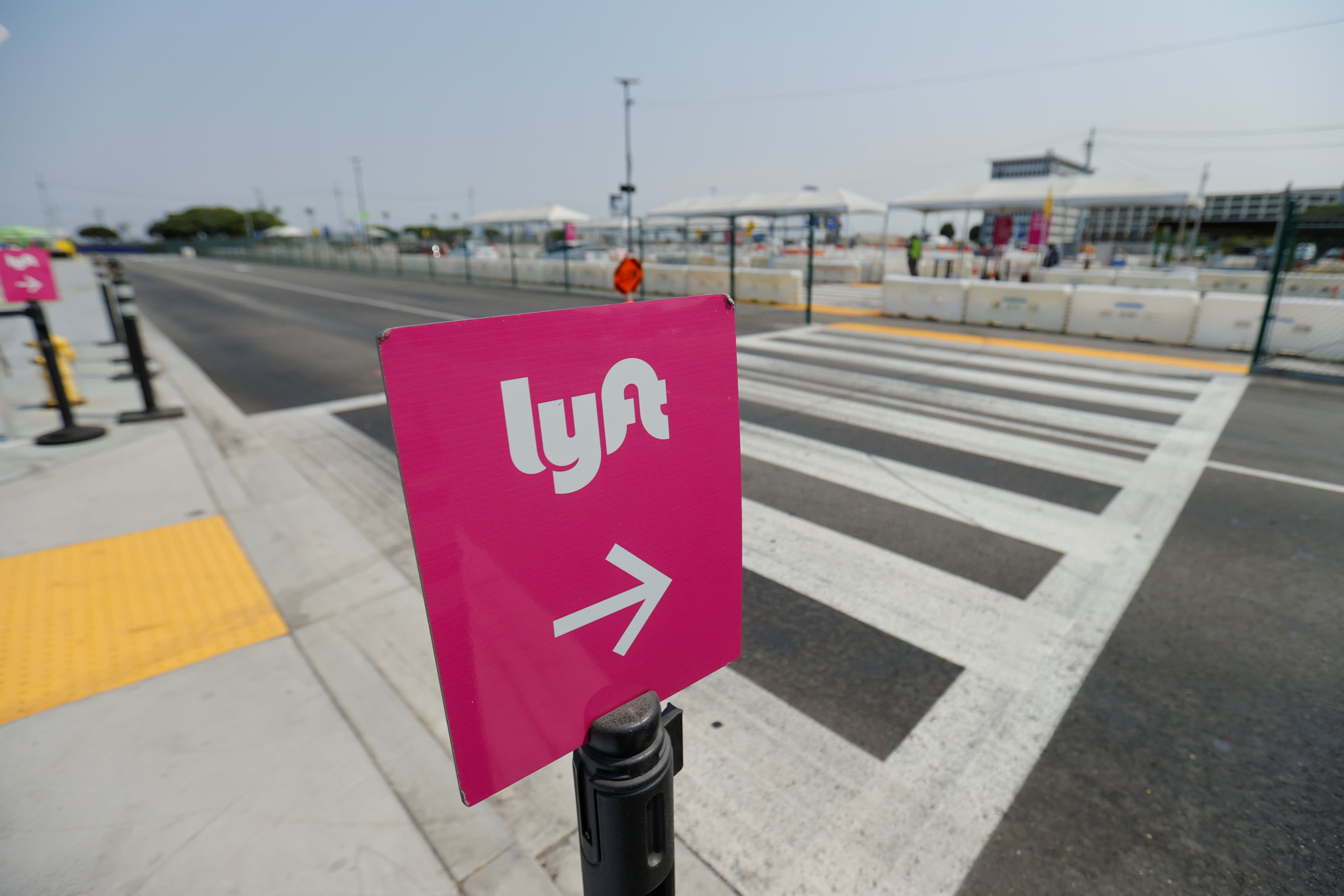 You are currently viewing Lyft misses quarterly revenue estimates on competition, weak US travel demand – CNBC