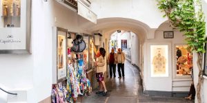 Read more about the article On Trend: A Stylish Traveler’s Guide