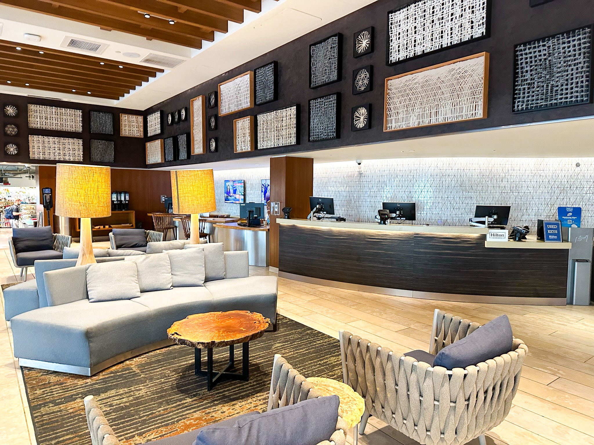 You are currently viewing Chase Sapphire Preferred Card vs. Hilton Surpass Card [Detailed Comparison] – Upgraded Points