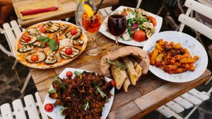 Read more about the article Rick Steves' Genius Tips For Sniffing Out Italian Tourist Trap Restaurants – The Takeout