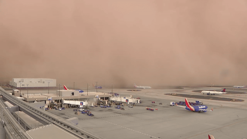You are currently viewing Towering haboob turns day into night in Phoenix as powerful winds knock out power, cause travel chaos – FOX Weather