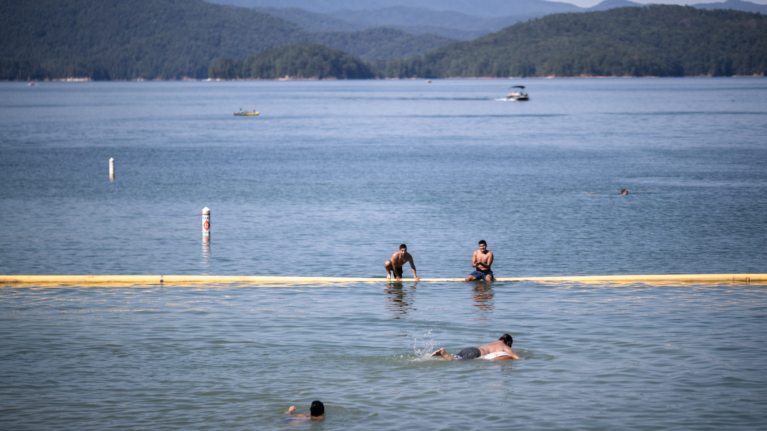 You are currently viewing Labor Day weekend getaway: This SC lake has Caribbean clear waters, says Travel + Leisure