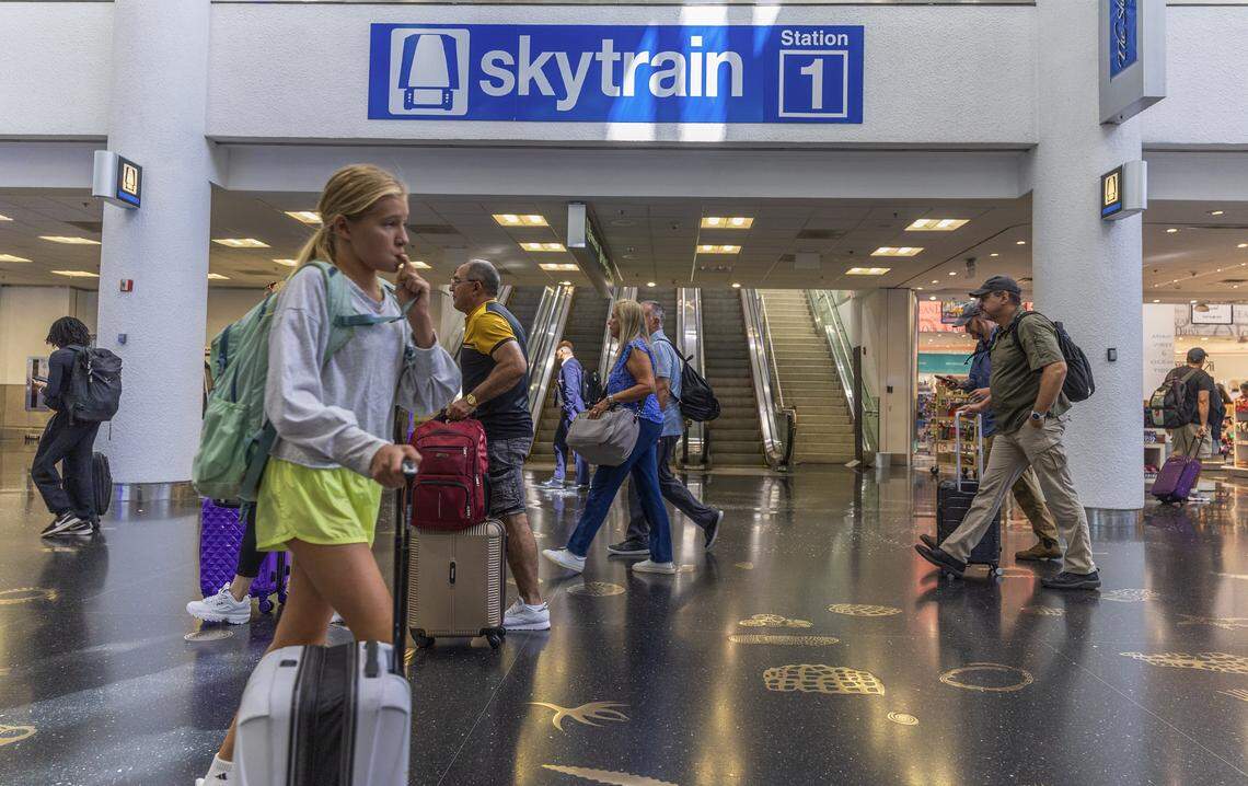 You are currently viewing Thunderstorms prompt ground stop at MIA, FLL — causing hundreds of flight delays – yahoo.com